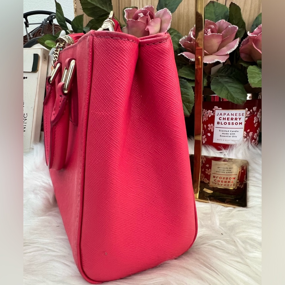 💜MetroCity Crossbody Bag in Magenta Canvas - Picture 6 of 16
